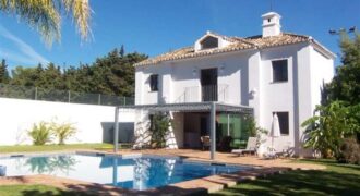 Villa for sale in Guadalmina Baja