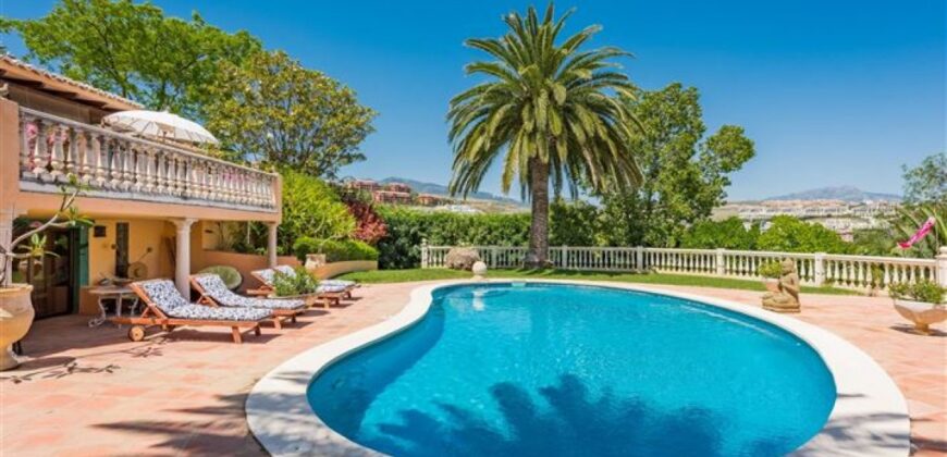 Villa for sale in Benahavis