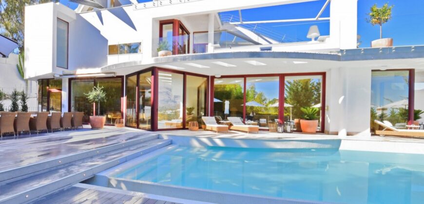 Exceptional seven bedroom villa for sale in Nueva Andalucia.