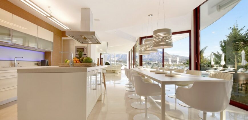 Exceptional seven bedroom villa for sale in Nueva Andalucia.