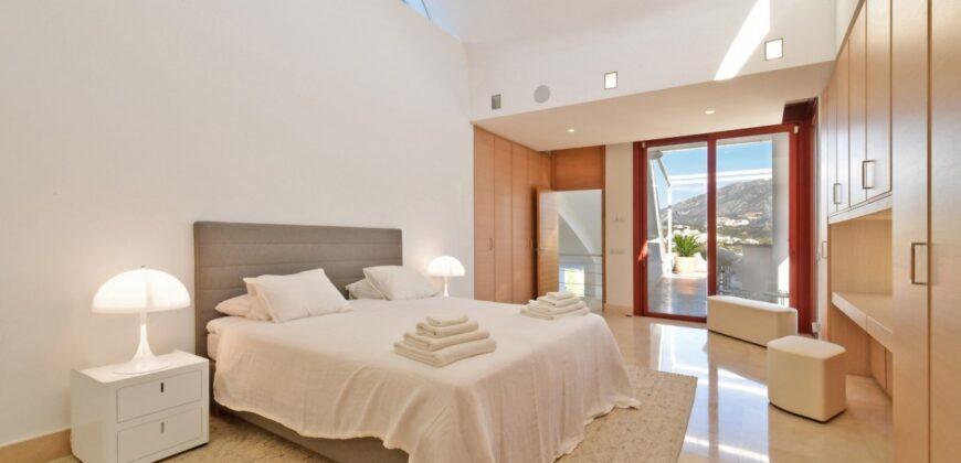 Exceptional seven bedroom villa for sale in Nueva Andalucia.