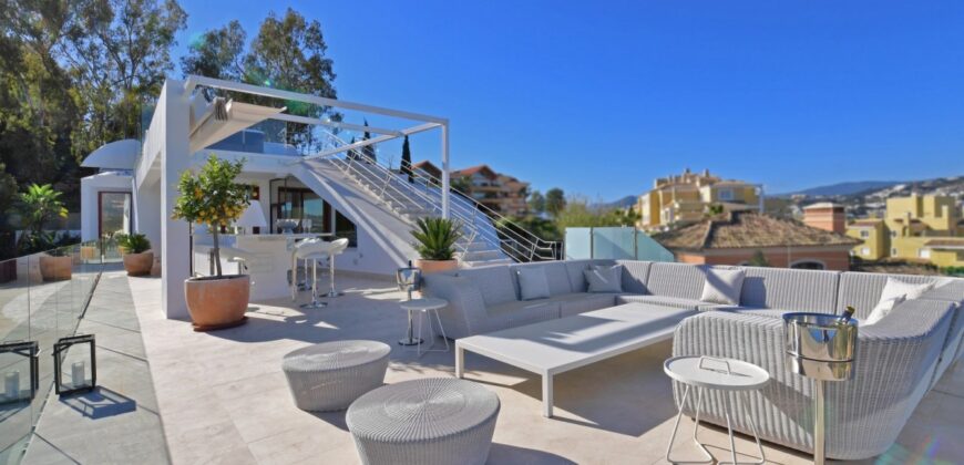 Exceptional seven bedroom villa for sale in Nueva Andalucia.