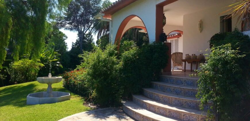 Charming large 4 bedroom villa in Las Brisas with panoramic views of La Concha