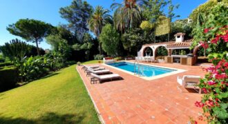 Charming large 4 bedroom villa in Las Brisas with panoramic views of La Concha