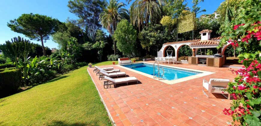 Charming large 4 bedroom villa in Las Brisas with panoramic views of La Concha