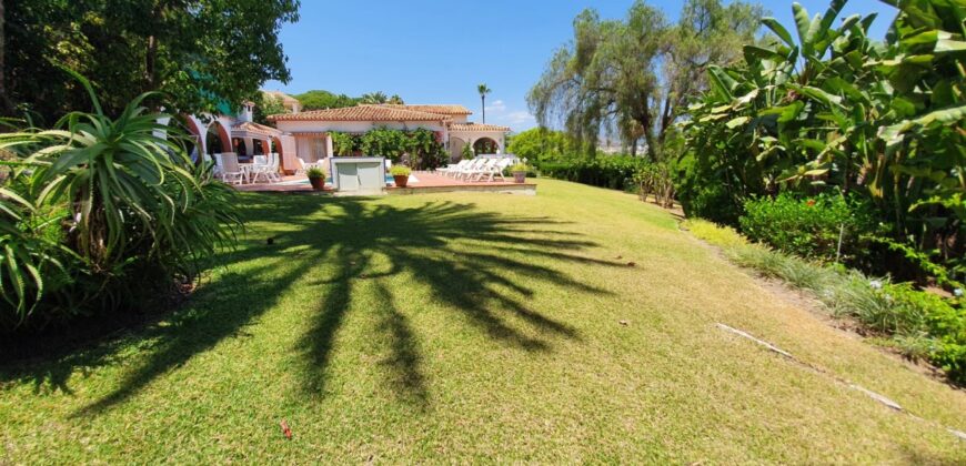 Charming large 4 bedroom villa in Las Brisas with panoramic views of La Concha