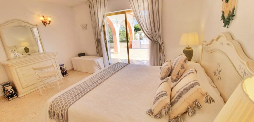 Charming large 4 bedroom villa in Las Brisas with panoramic views of La Concha