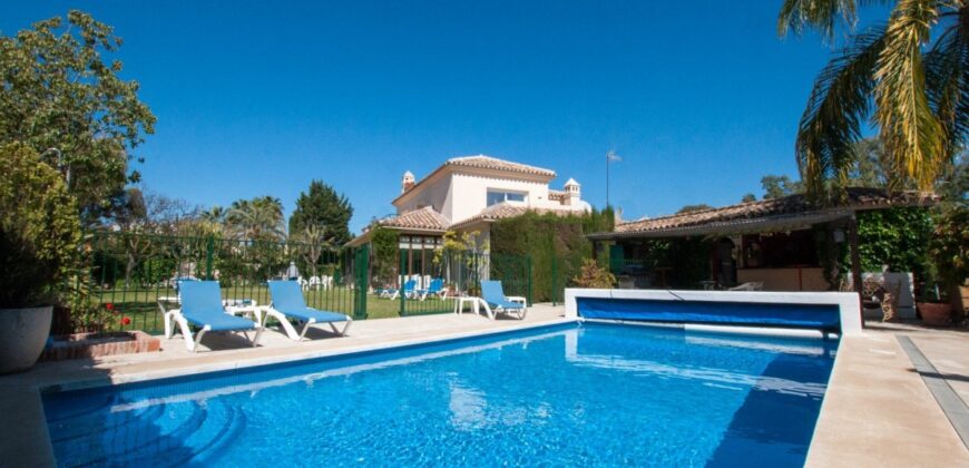 Beautiful Villa with 6 bedrooms, sleeps 14, within easy walking distance to Guadalmina beach.