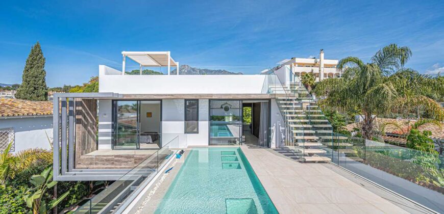 Sophisticated Luxury on Marbella’s Golden Mile: A Contemporary Masterpiece in Casablanca