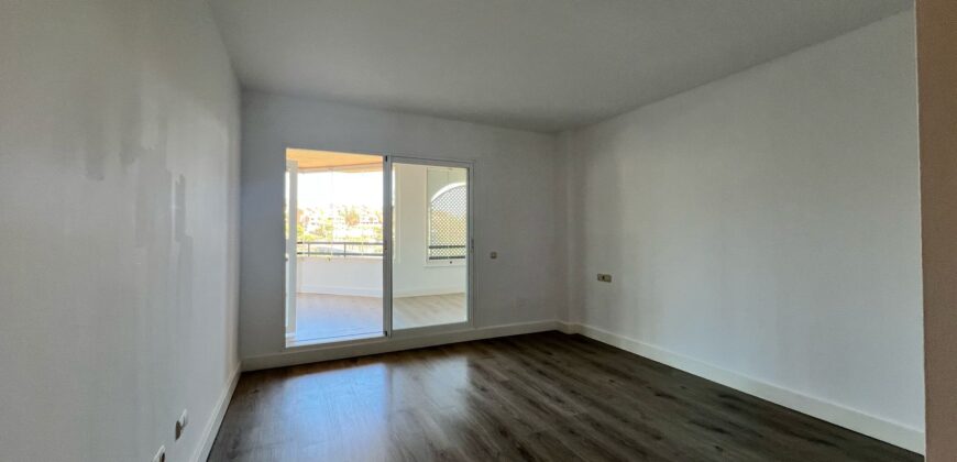 Spectacular middle floor apartment completely remodeled and professionally designed