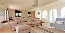 Charming Andalusian Villa on El Paraiso Alto Golf Course: Renovated Luxury with Modern Comforts