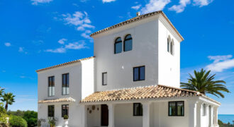 Recently Renovated Villa in Estepona’s Scenic Landscape