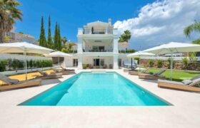 Exquisite Villa in Los Naranjos