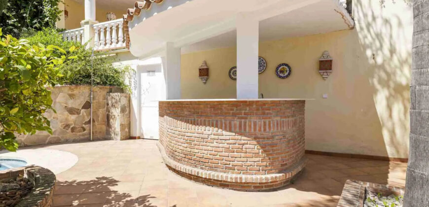 5 Bed Villa with Pool: Elegance in Nueva Andalucia