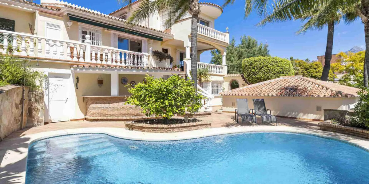 5 Bed Villa with Pool: Elegance in Nueva Andalucia