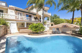 5 Bed Villa with Pool: Elegance in Nueva Andalucia