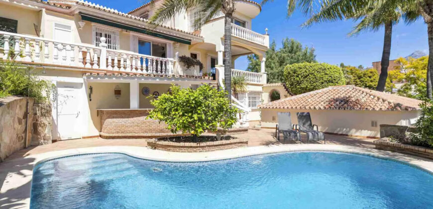 5 Bed Villa with Pool: Elegance in Nueva Andalucia